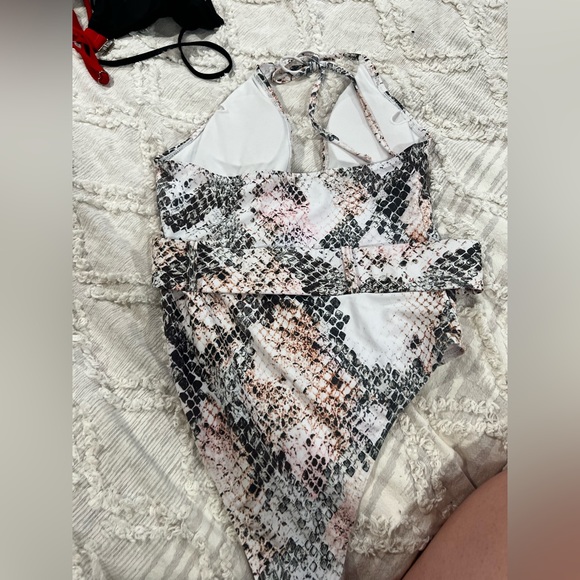 Shein one piece - Picture 3 of 6